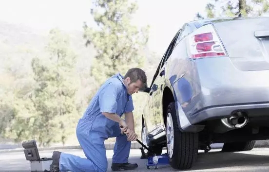 汽車爆胎怎么辦？你應該知道的換胎知識！