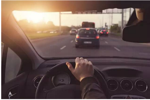 開車的這些陋習，據說會開車的人都犯過！別說你沒有！